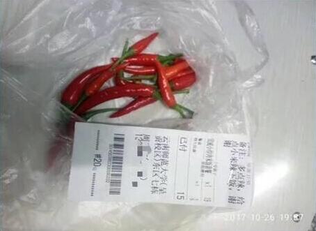 司机疲劳驾驶致货车高速路侧翻 整车鸡